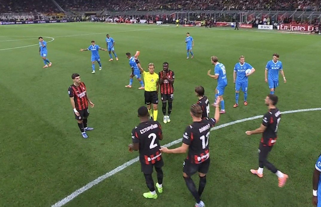 Milan ia del të fitojë me 10 lojtarë kundër Napolit dhe ngjitet në krye (video)