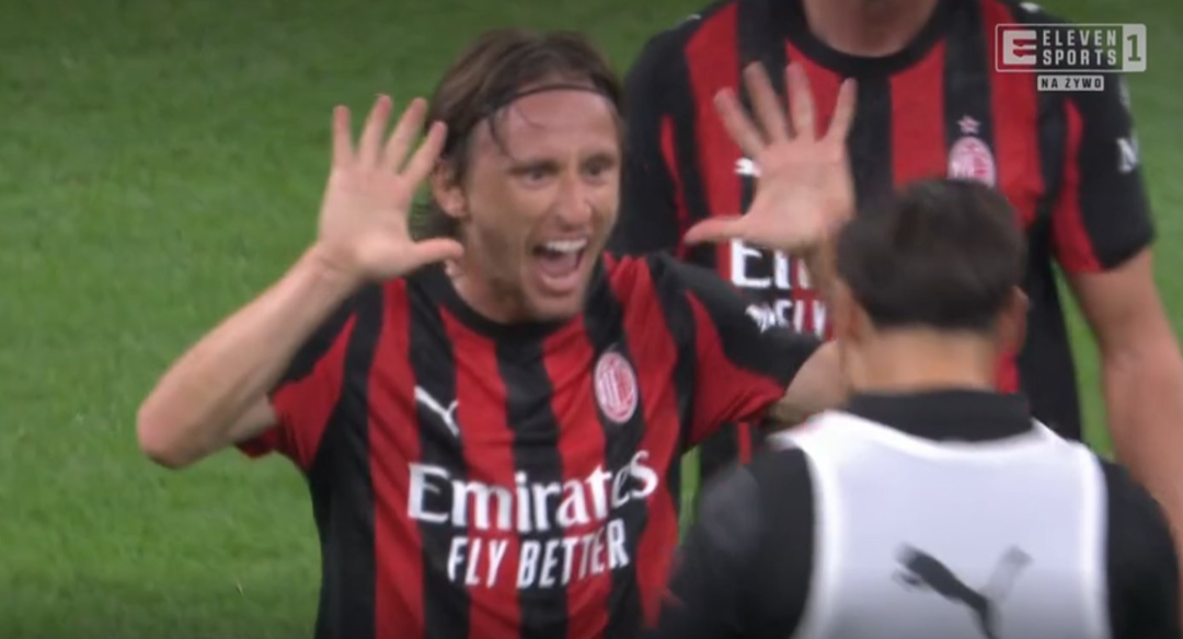 Milani mund Napolin edhe me 10 lojtarë, Alegri çon kuqezinjtë në krye të Serisë A