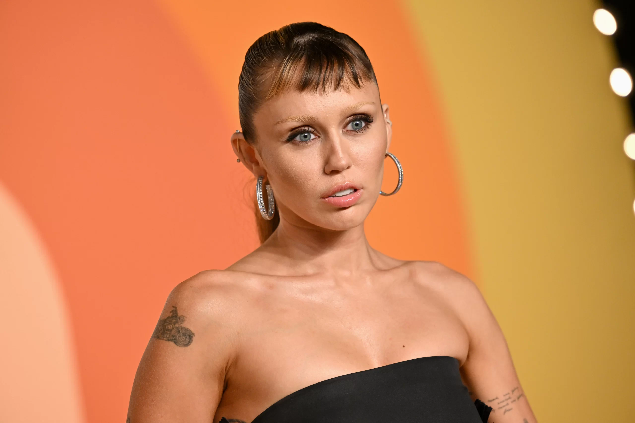 Miley Cyrus tregon “ilaçin” që e ka mbajtur pa alkool për pesë vite rresht