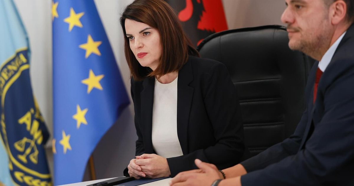 Ministrja Koçiu mbledh drejtorët e AMP, prezanton Eduart Merkajn si kreun e Agjencisë