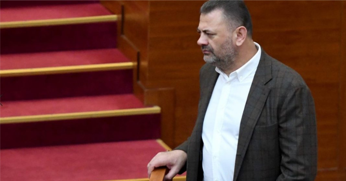 MINUTA E FUNDIT – Tom Doshi heq dorë sërish nga mandati i deputetit, bashkë me të edhe Sabina Jorgo