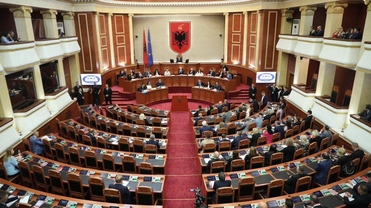 Miratimi i programit të qeverisë, opozita kërkoi ripërsëritje të seancës/Peleshi: Vijojmë punën bazuar në Kushtetutë..  