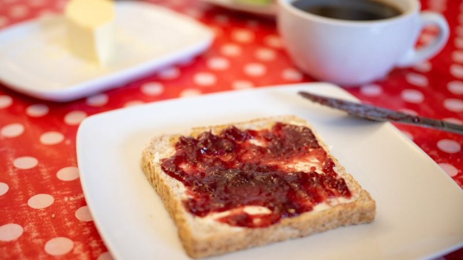 Mjekët: Anashkalimi i mëngjesit ose ngrënia e tij vonë, e dëmshme për ju