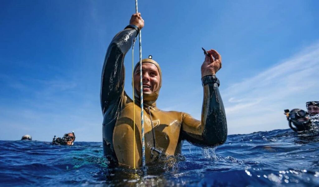 Mjeshtri i thellësive vendos rekord të ri botëror, zhytet 126 metra duke mbajtur frymën