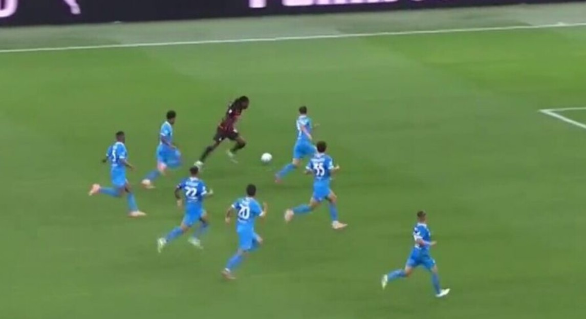 Momenti që mund t’ju ketë shpëtuar, 7 lojtarë të Napoli-t me zor ndalojnë Leao-n (video)