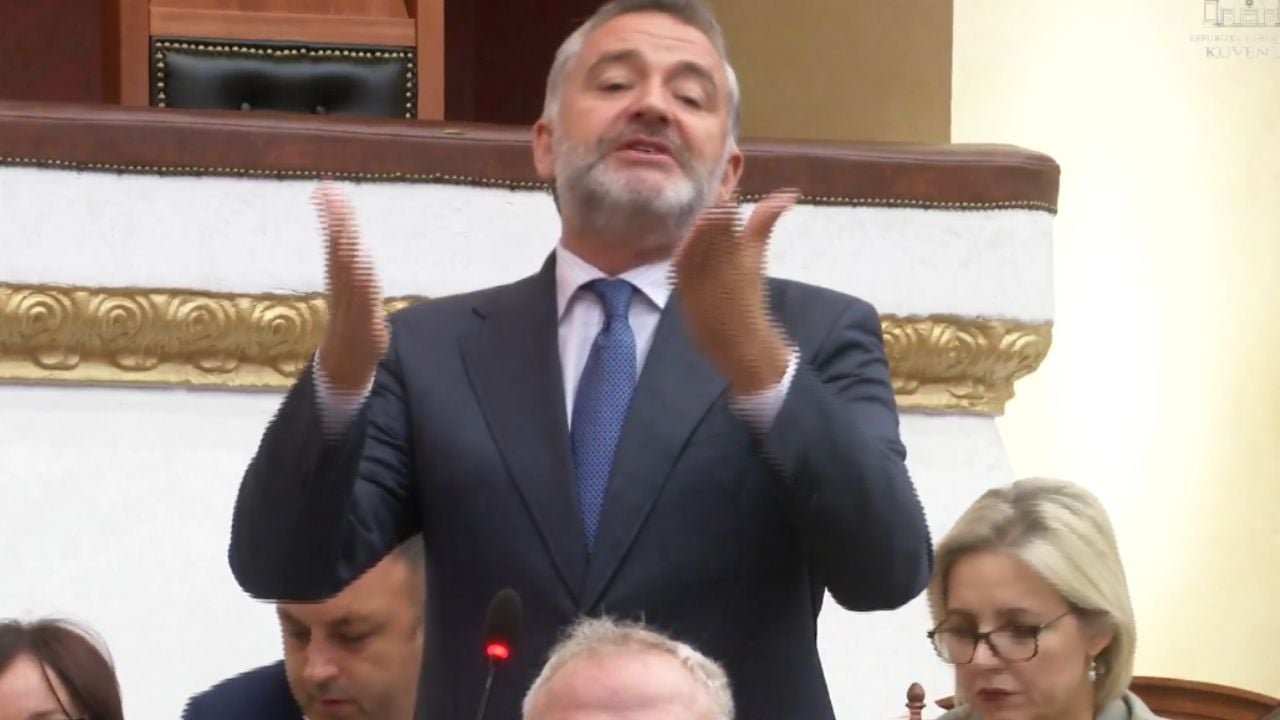 “Mos bëni si të fortë se nuk jeni”/ Klosi- opozitës: Ju që flisni për Diellën, sa herë nxjerr Berisha qytetarin digjital?