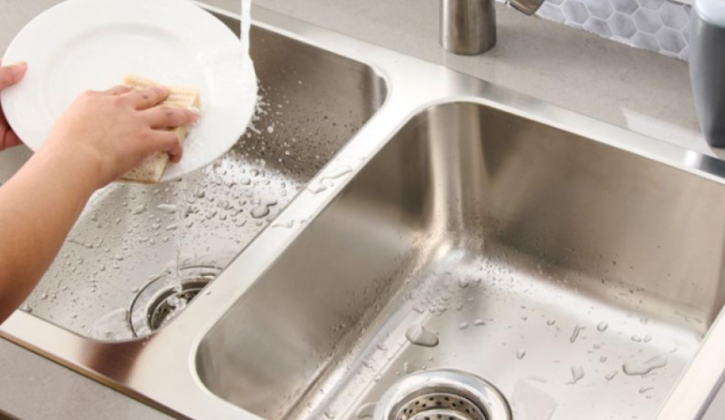 Mos e bëni këtë gabim në kuzhinë! Ja shtatë gjërat që nuk duhet t’i mbani kurrë në hapësirën poshtë lavamanit