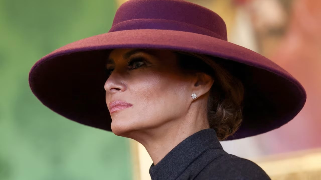 “Mos më shikoni”/ Melania Trump rikthen kapelen misterioze në takim mbretëror