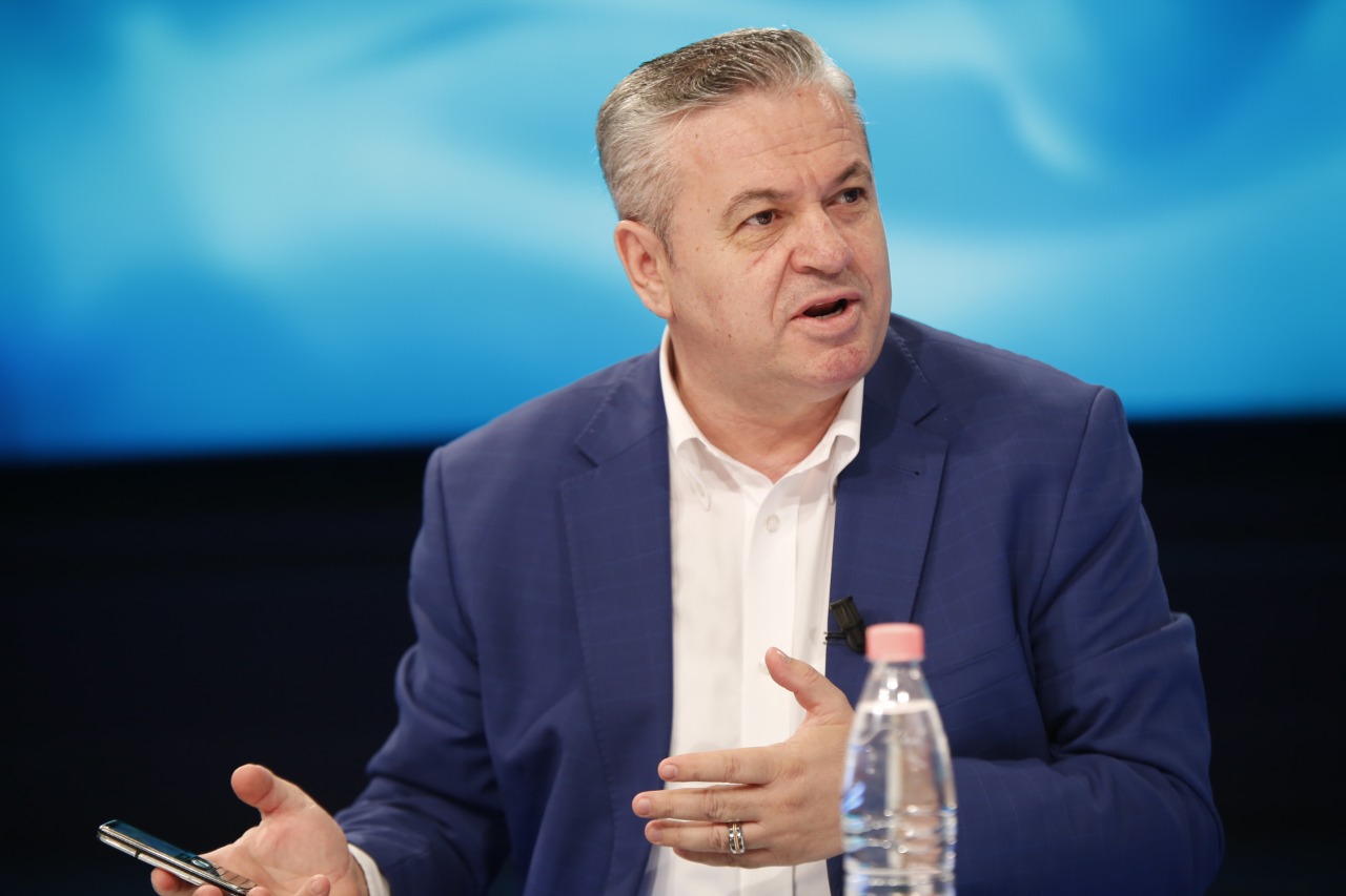 “Mos mendoni se shqiptarët janë debila si ju”/ Murrizi “shpërthen” ndaj drejtuesve të PD: Nuk ju besojnë më as qentë e rrugës e jo më demokratët