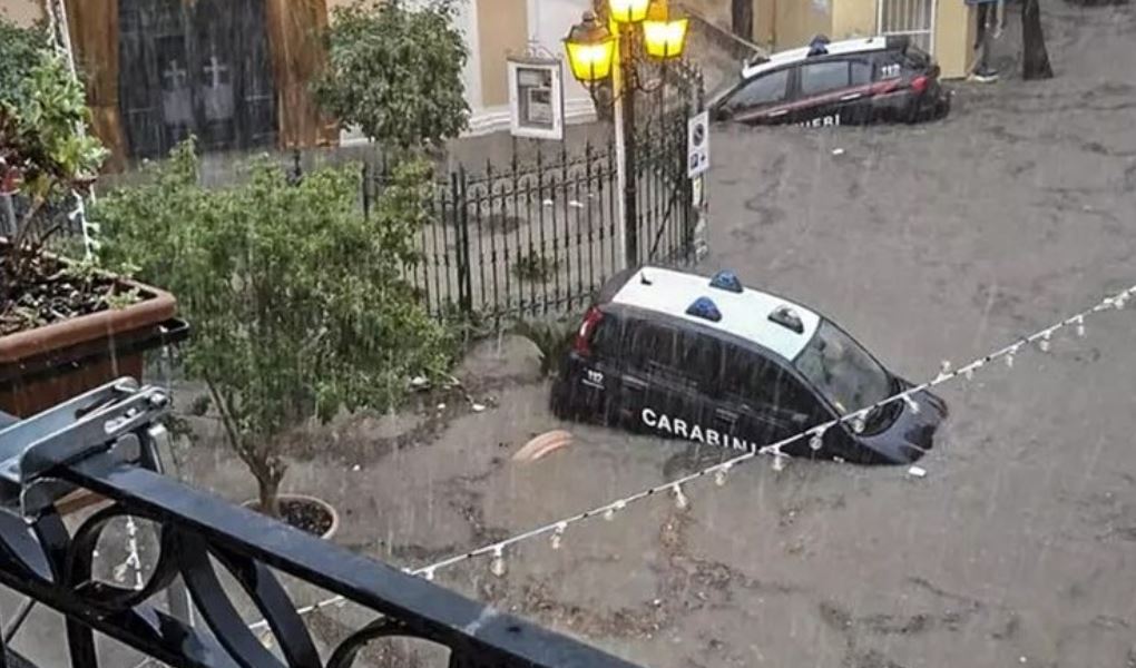 Moti i keq vazhdon në të gjithë Italinë, rrugë të përmbytura dhe makina të zhytura në ujë