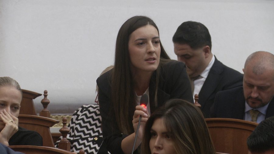 “Na ofenduat Diellën!” Zegjine Çaushi flet për herë të parë në Kuvend, duartrokitet edhe nga opozita