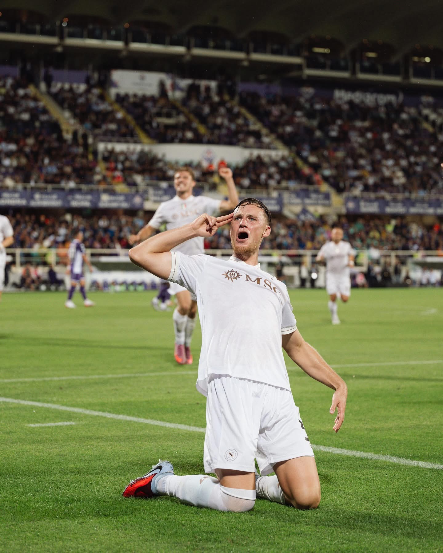 Napoli feston në Firenze, kampionët e Italisë tregojnë forcën