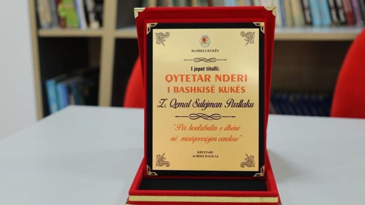 Nderohet me titullin “Qytetar Nderi” Qemal Parllaku, u zgjodh kryetar i Bashkisë Kukës në zgjedhjet e para pluraliste