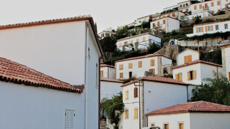 Ndërtoi shtëpi druri pa leje dhe vendosi 4 konteinerë në Vuno, arrestohet 45-vjeçari