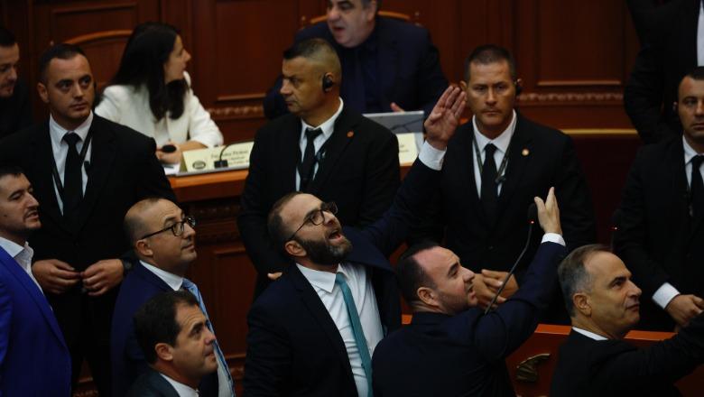 Ndëshkohen Gazment Bardhi dhe Fidel Kreka, pas kaosit në Kuvend/ Përjashtohen 10 ditë nga seancat