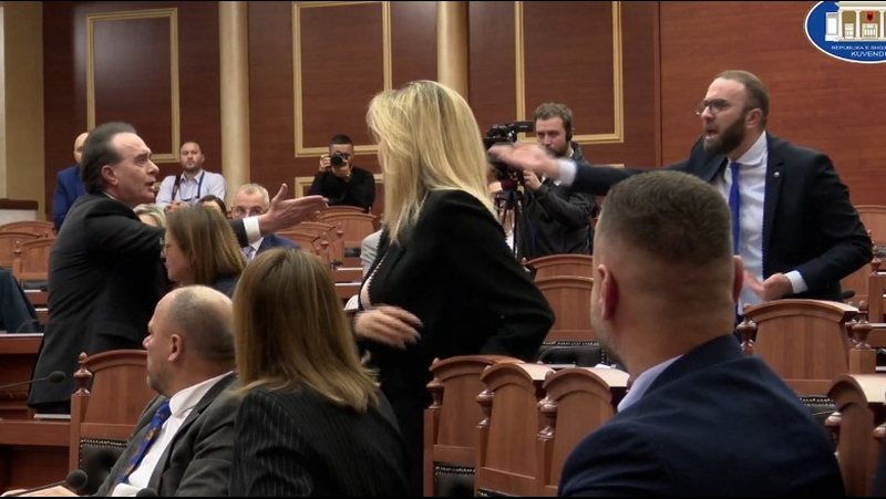 “Ndryshim ose humbje e radhës”, Luan Baçi kërkon largimin e drejtuesve pas 11 majit: Berisha ka qenë i vetmi që…