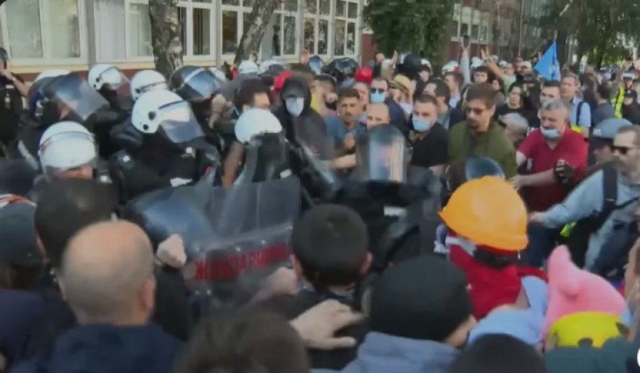 Ndryshime, shkarkime nga puna/ Policia në Serbi me pajisje të plota, qeveria ka filluar një goditje ndaj ‘të pabindurve’