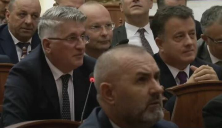 Ndryshimet në Komisionet Parlamentare, Mediu: U shkel Kushtetuta