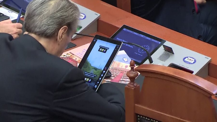 Në mes të kaosit, Berisha lexon në Kuvend: Fshati ku çdo burrë shkon me të gjitha gratë e fshatit