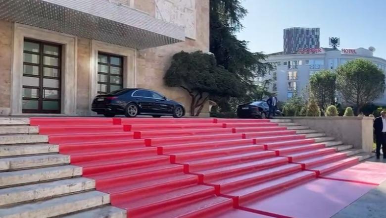 Në pritje të ministrave, Kryeministria shtron tapetin e kuq. Pas betimit i pret fotoja familjare