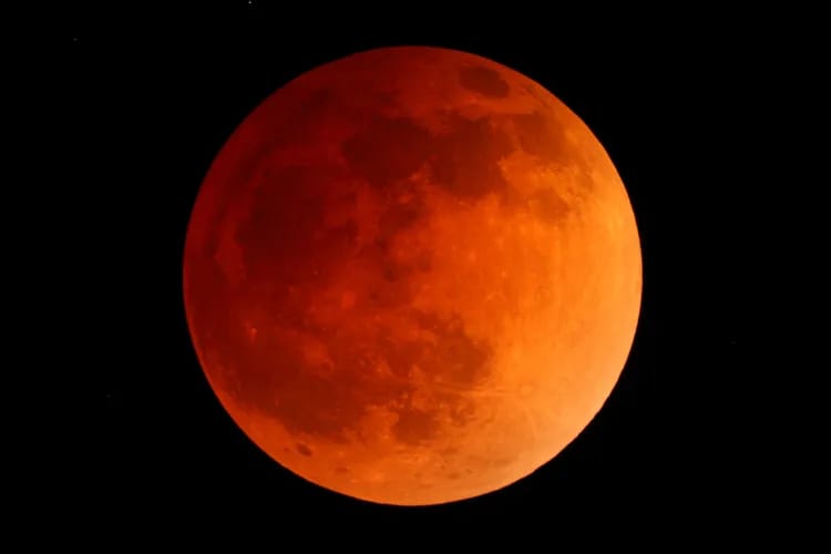 Nesër edhe shqiptarët do të përjetojnë magjinë e eklipsit të “Hënës së Përgjakur”