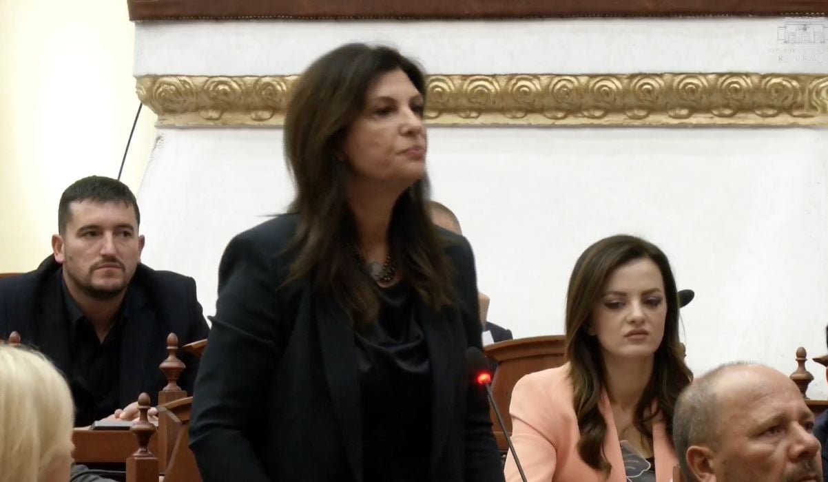 Nga dasma e të birit në Kuvend, betohet edhe Jozefina Topalli