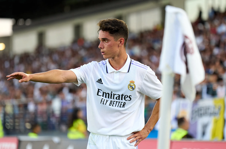 Nga lindja e gruas në ndeshje, përshkoi 1000 kilometra me makinë për ta ndihmuar ekipin e tij