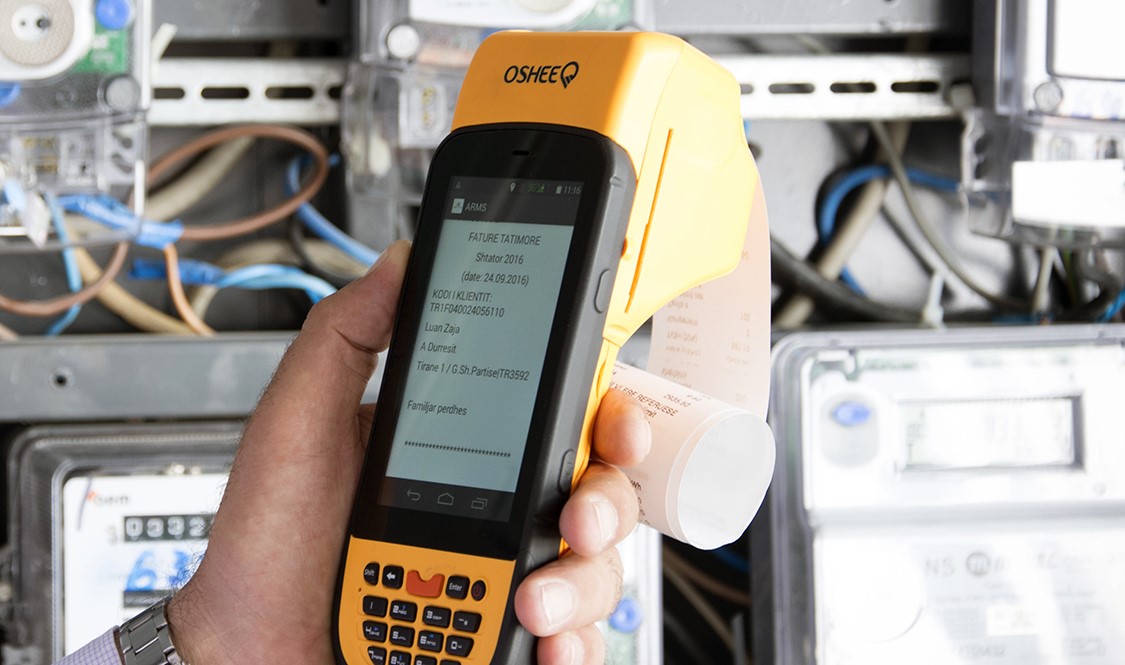 Nga pensionistët tek invalidët, skema si mund të shlyhen borxhet e energjisë elektrike, ja kategoritë përfituese