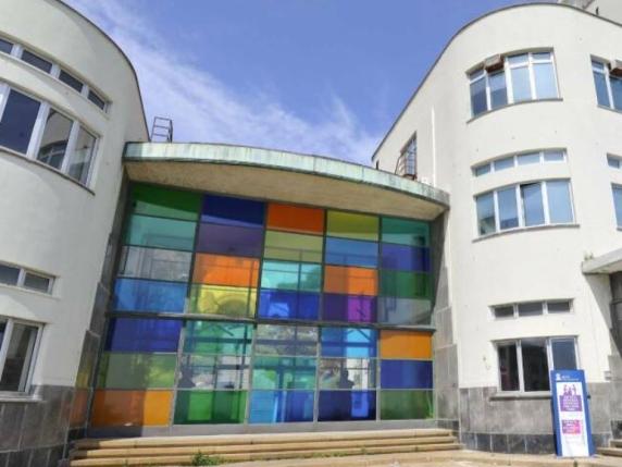 Ngjarje e rëndë në Itali, 7-vjeçari bie nga çatia e shkollës