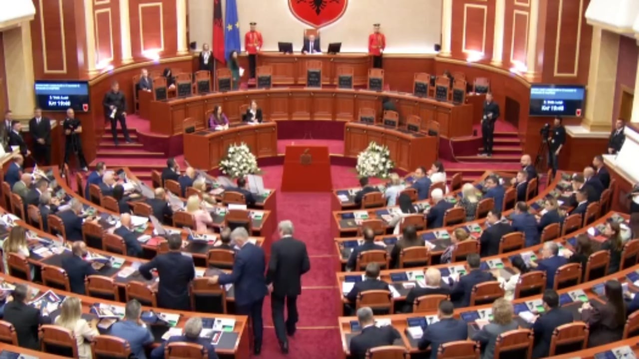 Ngrihet komisioni i përkohshëm për verifikimin e mandateve, deputetët rikthehen pasdite për t’u betuar