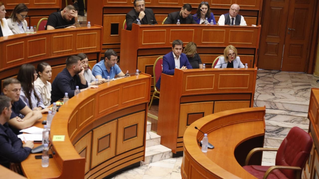 Nis mbledhja e Këshillit Bashkiak, miratohet rendi i ditës për procedurën e shkarkimit të Veliajt