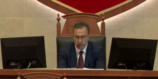 Nis seanca plenare, betohen Vokshi, Mediu dhe Bylykbashi! Jozefina Topalli mungon sërish