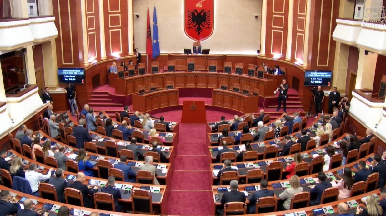 Nis seanca plenare në Kuvendin e Shqipërisë, betohen tre deputetë të opozitës, Topalli nuk është prezente