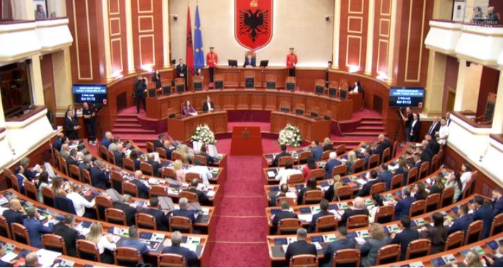 Nis seanca plenare, pritet betimi i deputetëve