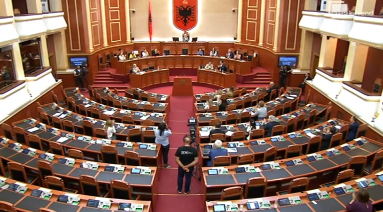 Nis sot seanca e parë e legjislaturës së XI-të të Kuvendit! Betohen 140 deputetët, të hënën prezantohet qeveria “Rama 4”