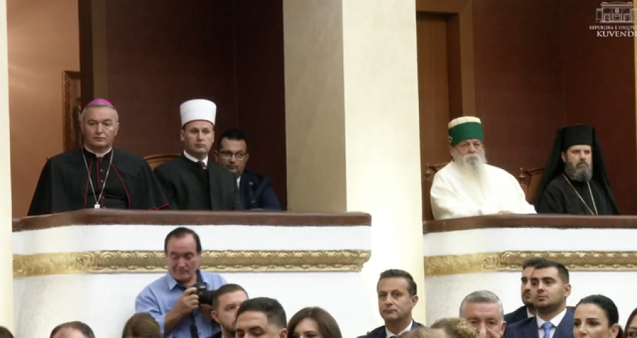 Nisja e seancës plenare, të pranishëm përfaqësuesit e komuniteteve fetare në vend