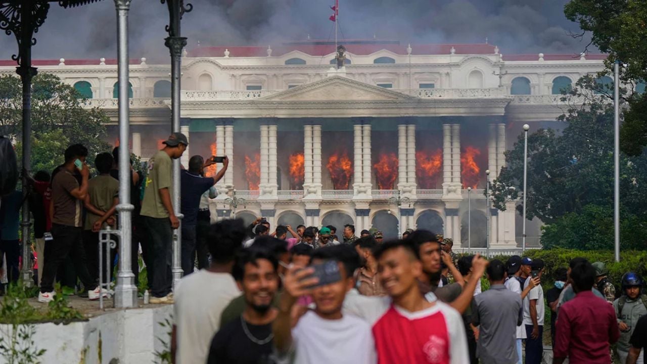 Një ditë pas rënies së qeverisë në Nepal, ish-gjykatësja pranon kërkesën e protestuesve për tu bërë kryeministre e përkohshme