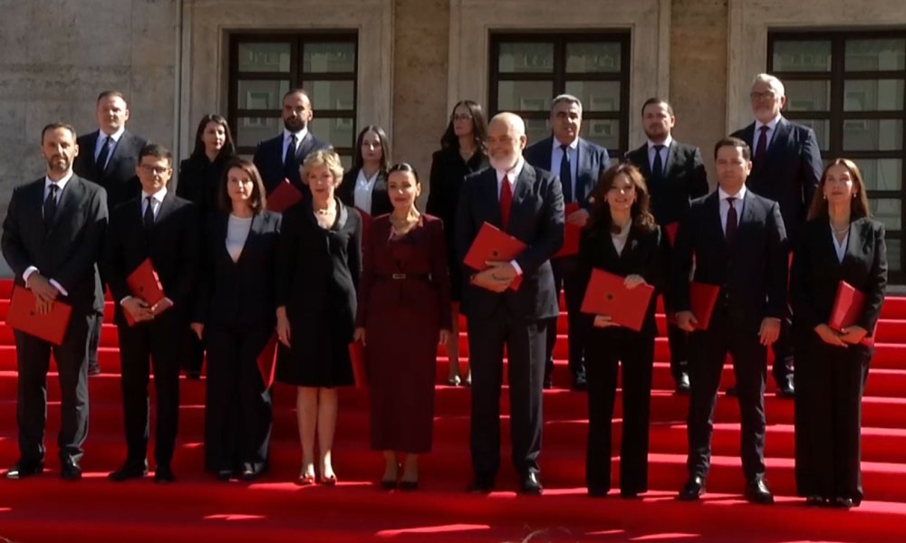 Një “Luftë” e heshtur mes ministrave për krahun e majtë të Ramës? Fotoja virale nga qeveria “Rama 4”