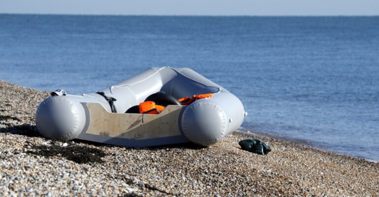 Një mijë emigrantë kaluan Kanalin e Anglisë brenda një dite/Starmer kërkon të forcojë marrëveshjen me Francën