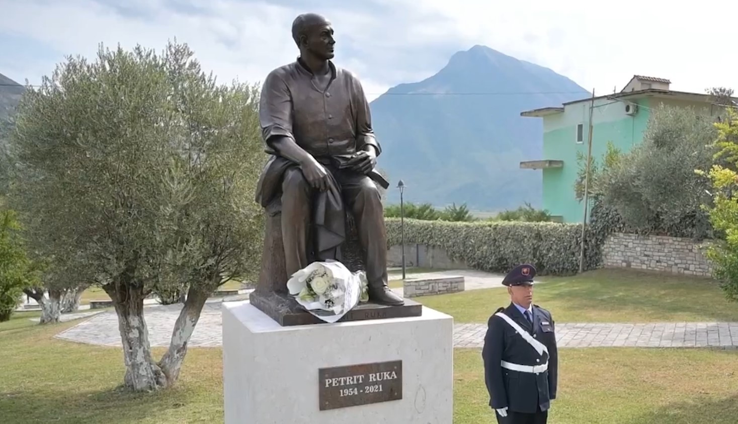 Një monument për poetin në qytetin me buste heronjsh