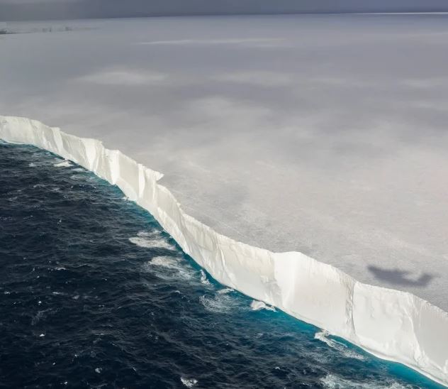 Një nga ajsbergët më të mëdhenj në botë drejt shkrirjes