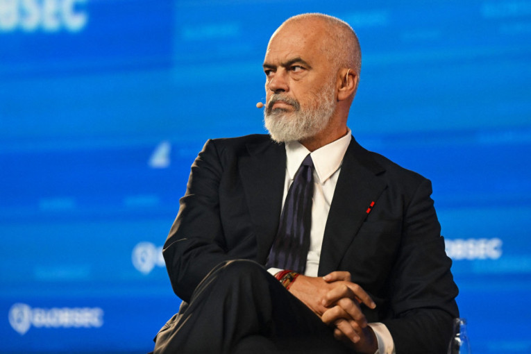 “Një qeveri në mandatin e katërt”/ Sezoni i ri parlamentar, reagon avokati: Sot vota blihet me tendera e koncesione