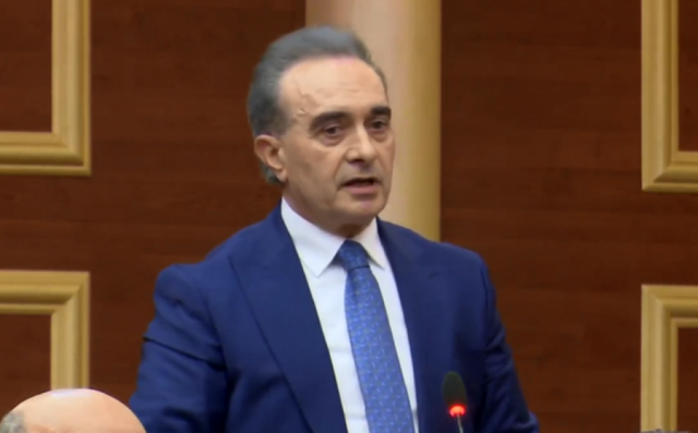 “Nuk është si Nano, është kilometra larg”, Luan Baçi godet fort Veliajn: Ai është aksident në politikë, Rama po i bën..