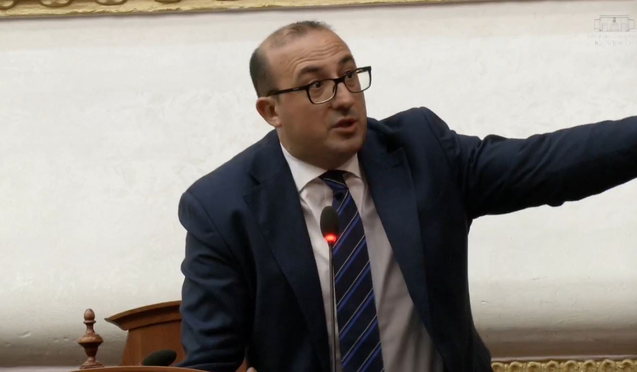 “O kryetar, ju s’na jepni fjalën, ne hallexhinjtë vjedhin naj 2 minutsh”, Korreshi mes ironish kërkon anulimin e seancës: E bëtë programin si çizme me gisht