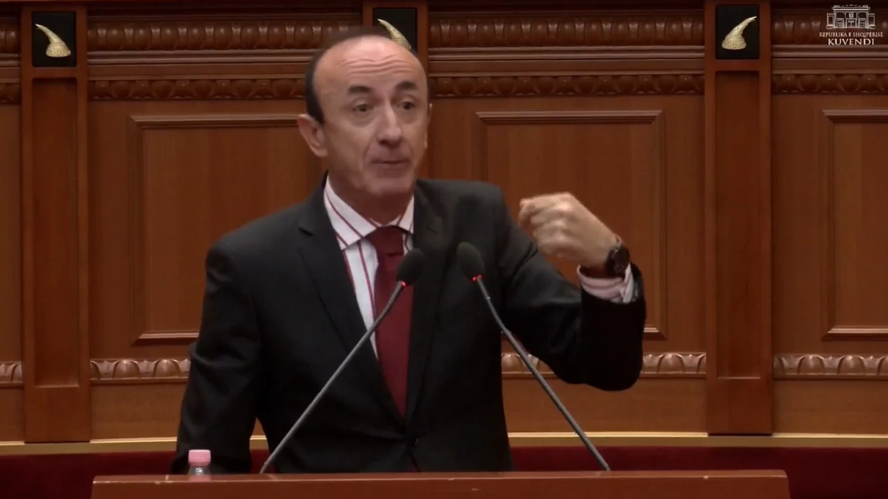 “O pazarxhinj”, plas sherri në studio  mes gazetarit dhe Dash Sulës: E shitën opozitën dhe ia lanë pushtetin Ramës,ti..