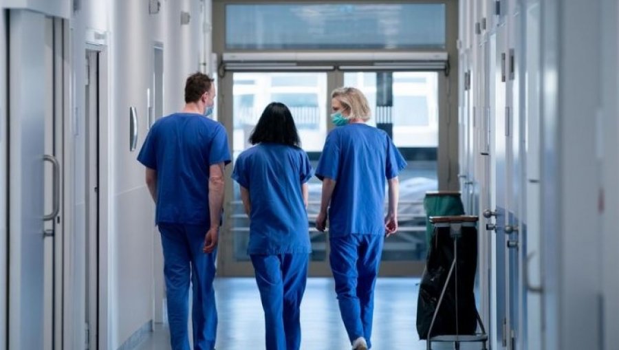 OBSH ngre alarmin: Shqipëria boshatiset nga mjekët, çdo vit largohet një brez i sapodiplomuar