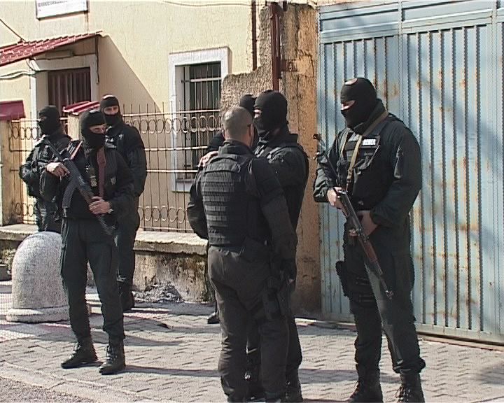 Operacion antidrogë në Elbasan, 40 të arrestuar. Sekuestrohen armë dhe lëndë narkotike