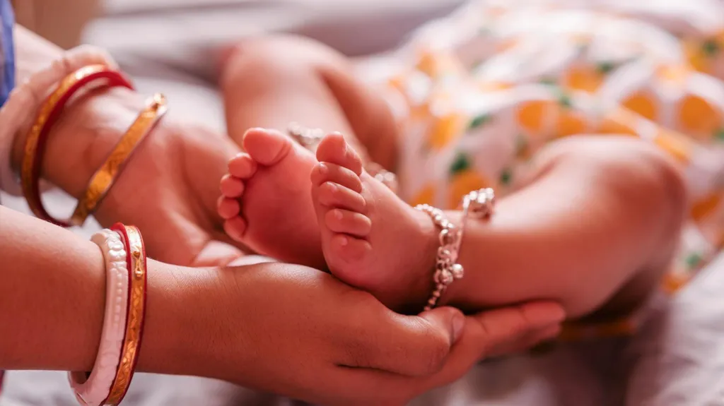 Operacion i rrallë në Indi/ Hiqen dy ‘binjakë parazitë’ nga barku i një foshnje 20-ditëshe