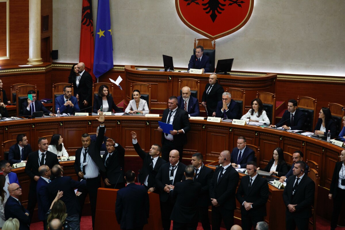 Opozita bllokoi foltoren, seanca e kaosit në Kuvend përmes fotove