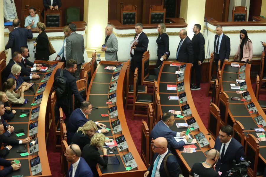 Opozita braktis seancën, rregullorja e re e Kuvendit miratohet vetëm me votat e PS